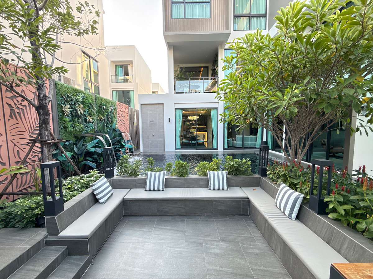 For SaleHouseLadkrabang, Suwannaphum Airport : THE ONE Signature Bangna–Rama 9 Trenda – Luxury 3-Storey Detached Pool Villa in Bangna–Rama 9 Please call: 082-894-4624