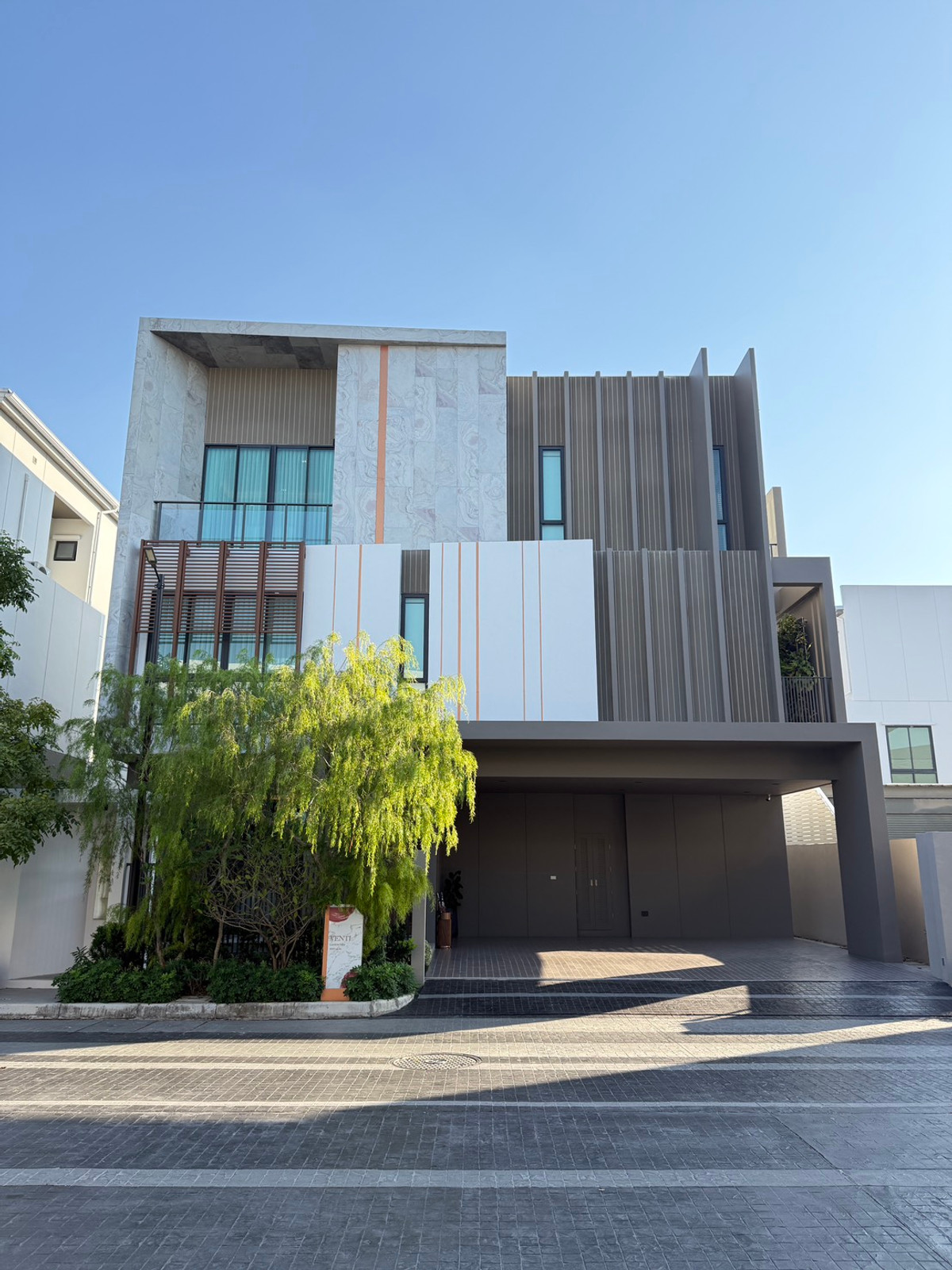 For SaleHouseLadkrabang, Suwannaphum Airport : THE ONE Signature Bangna–Rama 9 Venti – Spacious 3-Storey Detached House in Bangna–Rama 9 Please call: 082-894-4624