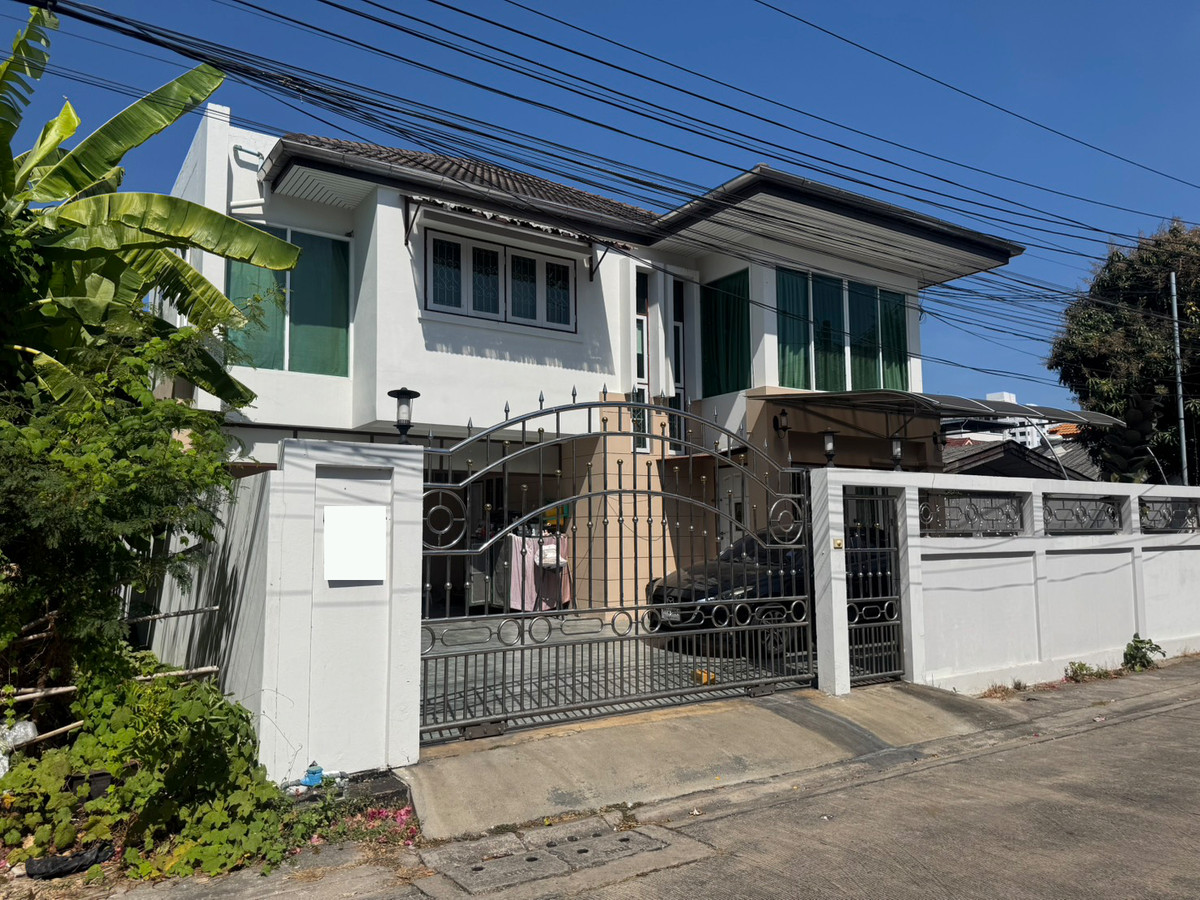 For RentHousePattanakan, Srinakarin : For rent/sale 54 sq m, 4 bedrooms, 3 bathrooms, 6 parking spaces, 2-story detached house, Kheha Nakhon 3, Phatthanakan 50.