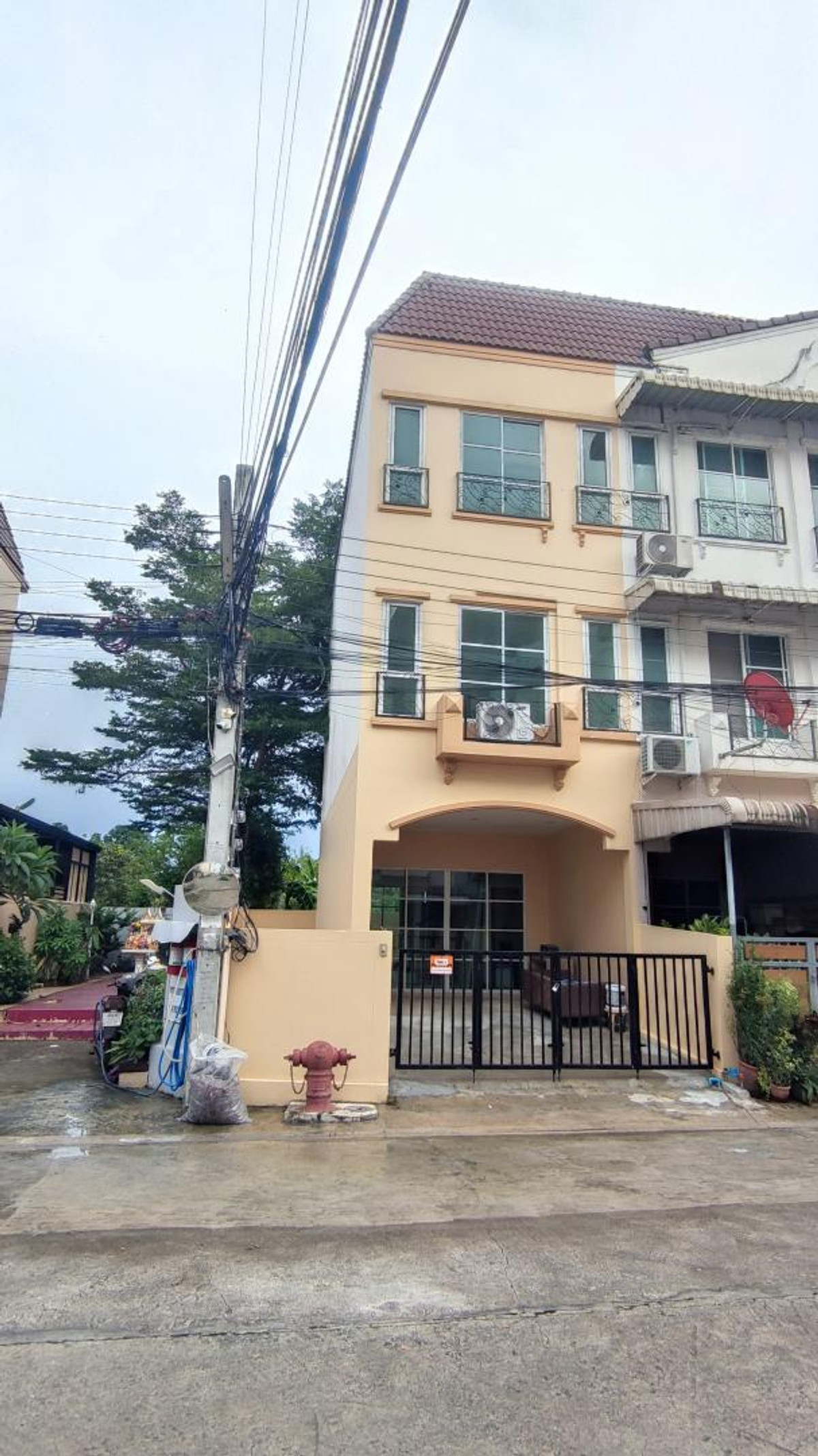 For SaleTownhomeEakachai, Bang Bon : (Owner selling directly) Modern Town Ekachai 46 corner townhome for sale, 24.8 sq.wa., 3 bedrooms, 3 bathrooms, 4 air conditioners, with side yard space. Newly renovated house. (Owner will cover transfer fees).