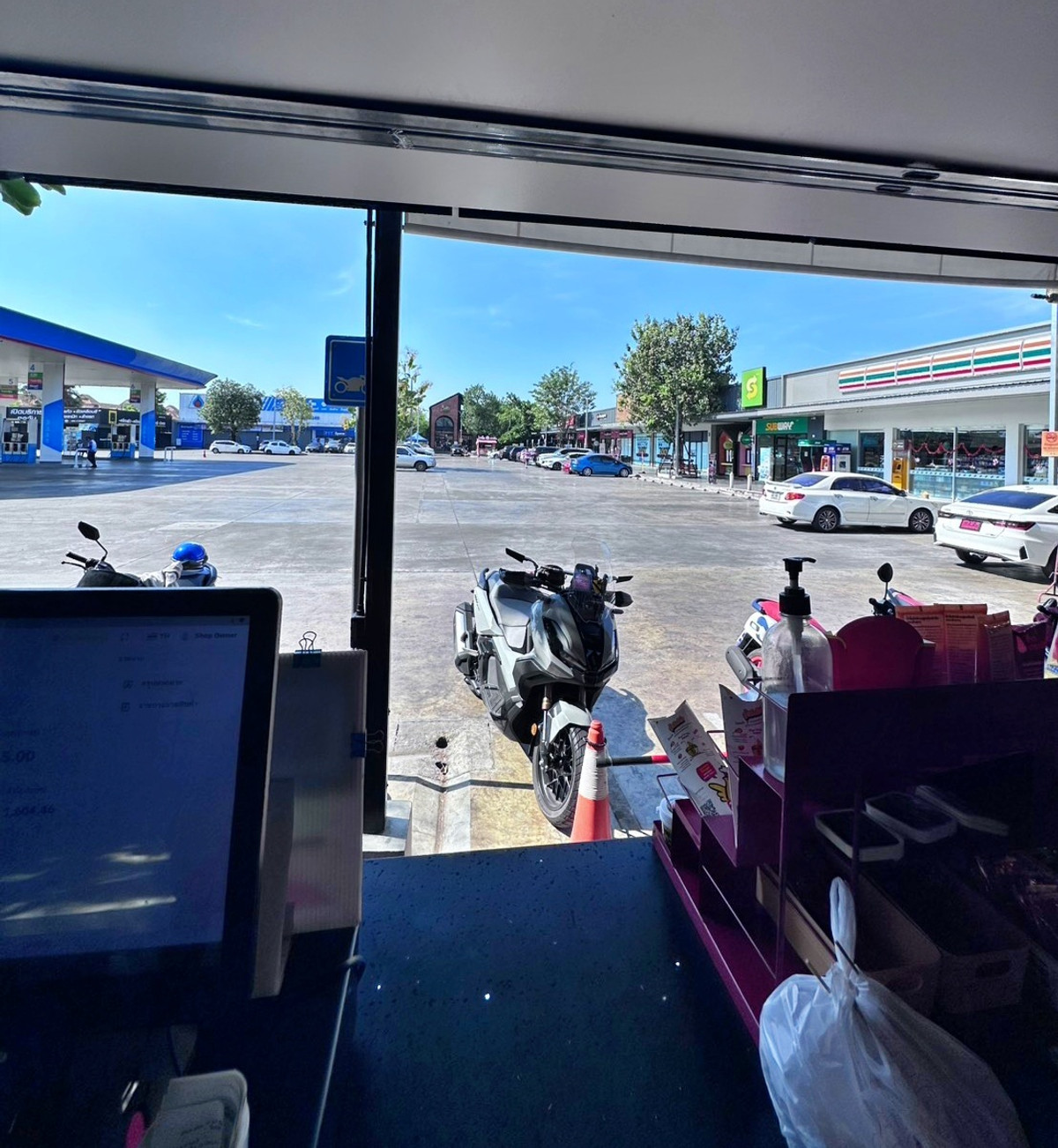 For LeaseholdRetail SpaceNonthaburi, Bang Yai, Bangbuathong : Cheap lease, 125,000 baht, five-star grilled chicken, PTT gas station, Rama 5 Bridge (inbound), very good sales.