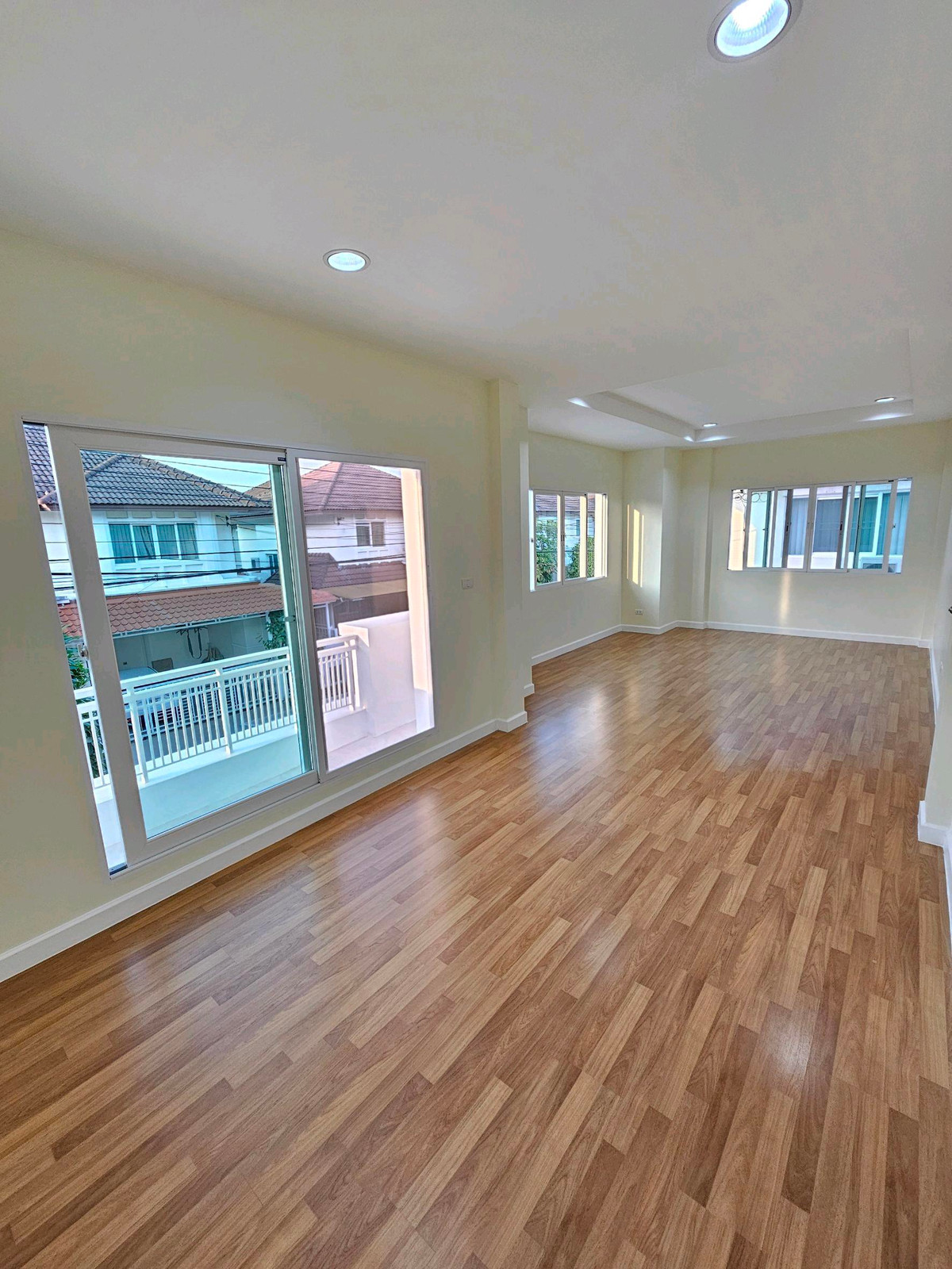 ขายบ้านนวมินทร์ รามอินทรา : ขายด่วน 🎉 บ้านเดี่ยว เดอะ เซนโทร รามอินทรา 54.2 ตร.วา 3 นอน 3 น้ำ รีโนเวทใหม่ พร้อมอยู่ ใกล้แฟชั่นไอส์แลนด์ ☎️ 094-429-7915 (เปิ้ล) 