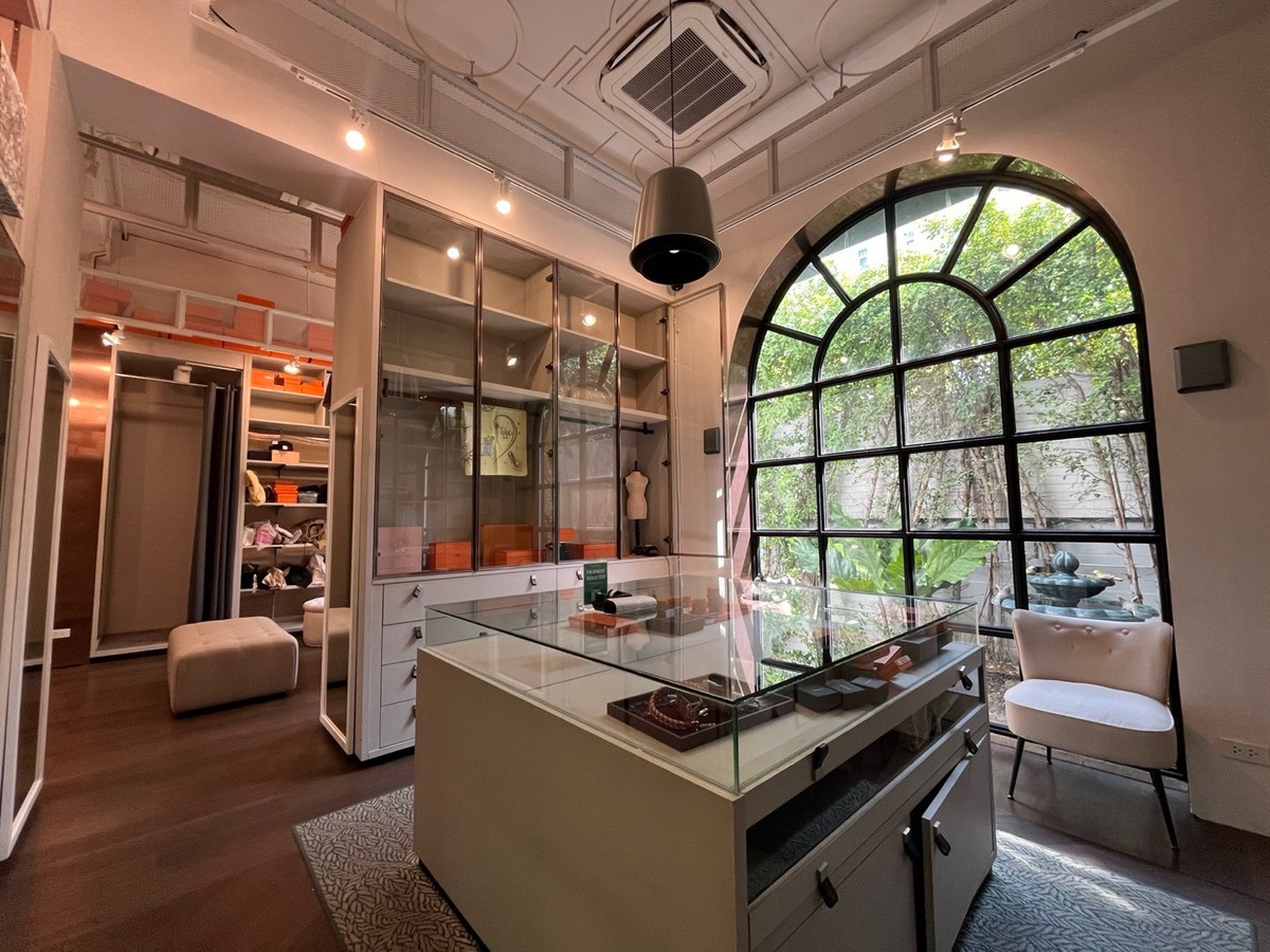 For RentRetail SpaceSukhumvit, Asoke, Thonglor : Rent a 4-story building @ Thonglor Sukhumvit 55 with parking for a beauty clinic, surgery clinic, Wellness IV-Drip, spa, and a flagship store-style product showroom.