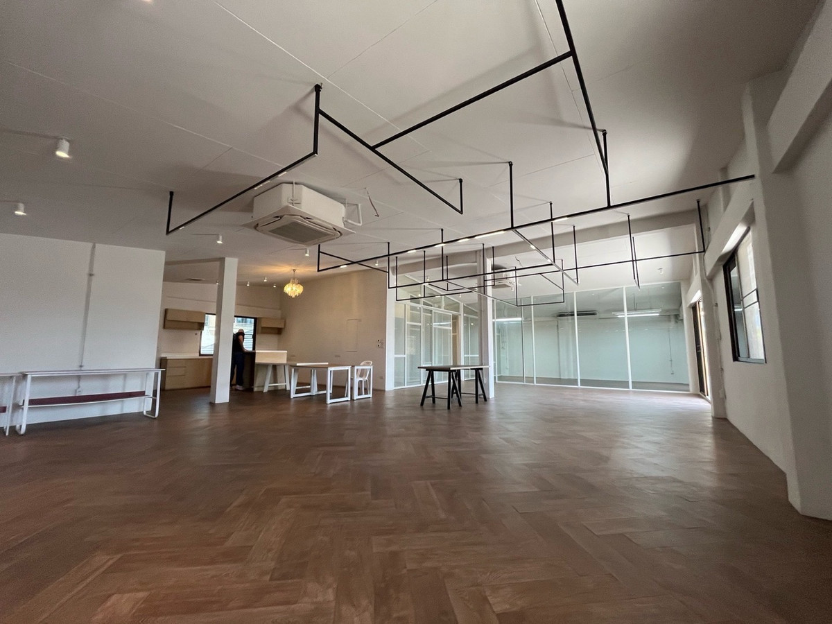 For RentRetail SpaceSukhumvit, Asoke, Thonglor : Rent a 4-story building @ Thonglor Sukhumvit 55 with parking for a beauty clinic, surgery clinic, Wellness IV-Drip, spa, and a flagship store-style product showroom.