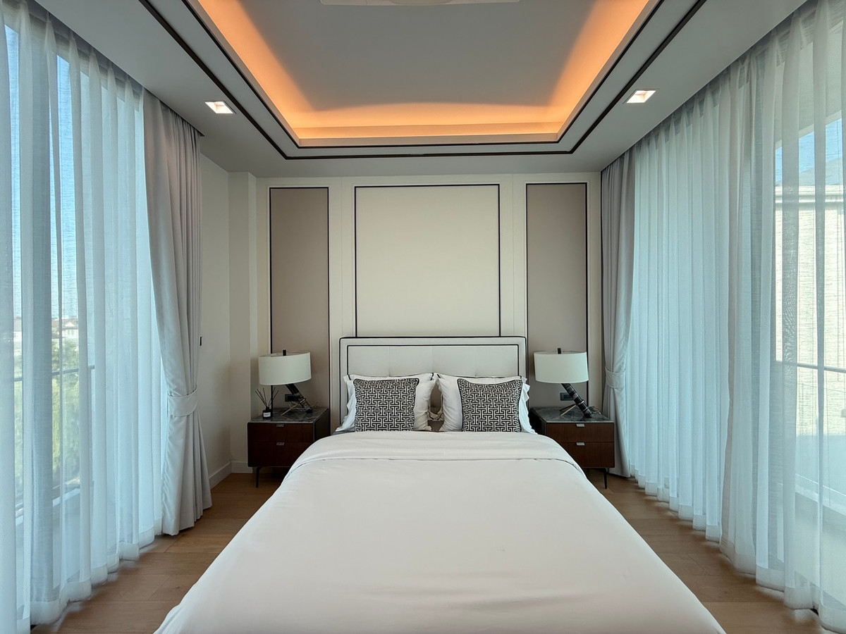 For SaleHouseLadkrabang, Suwannaphum Airport : THE ONE Signature Bangna–Rama 9 Venti – Spacious 3-Storey Detached House in Bangna–Rama 9 Please call: 082-894-4624