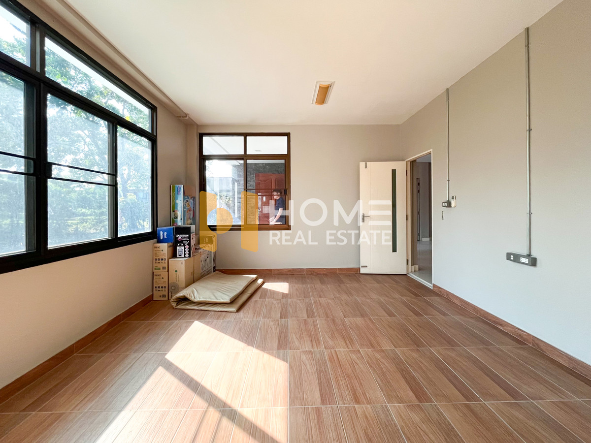 ขายบ้านลาดกระบัง สุวรรณภูมิ : มัณฑนา อ่อนนุช - วงแหวน 4 / 6 ห้องนอน (ขาย), Manthana Onnut - Wongwan 4 / 6 Bedrooms (FOR SALE) POON136