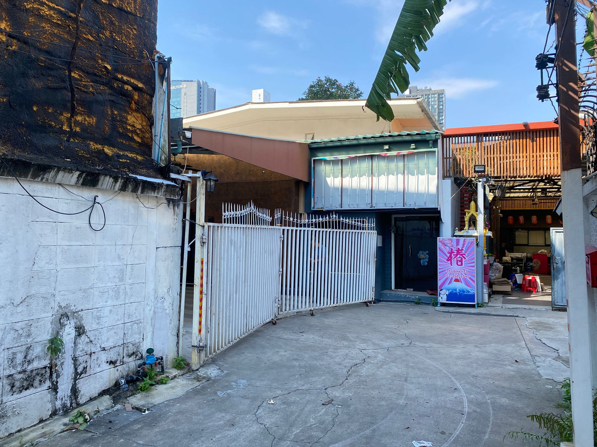 For RentShop HouseSukhumvit, Asoke, Thonglor : House and land for rent, 153 sq.wa on Sukhumvit Soi 33
