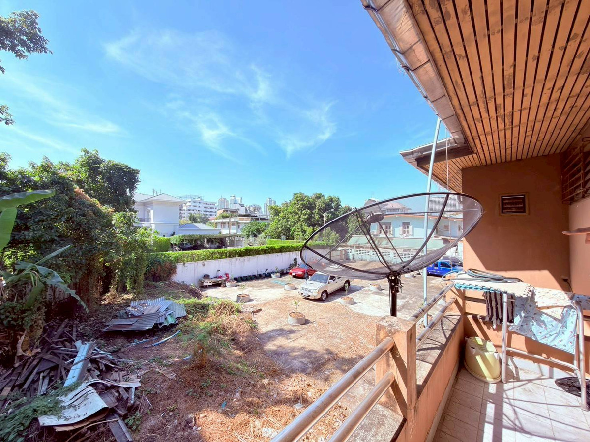 For SaleHouseSukhumvit, Asoke, Thonglor : Single house for sale, 49 sq m., Sukhumvit Soi 49/14, Khlong Tan Nuea Subdistrict, Watthana District, Bangkok, price 15,000,000 baht.