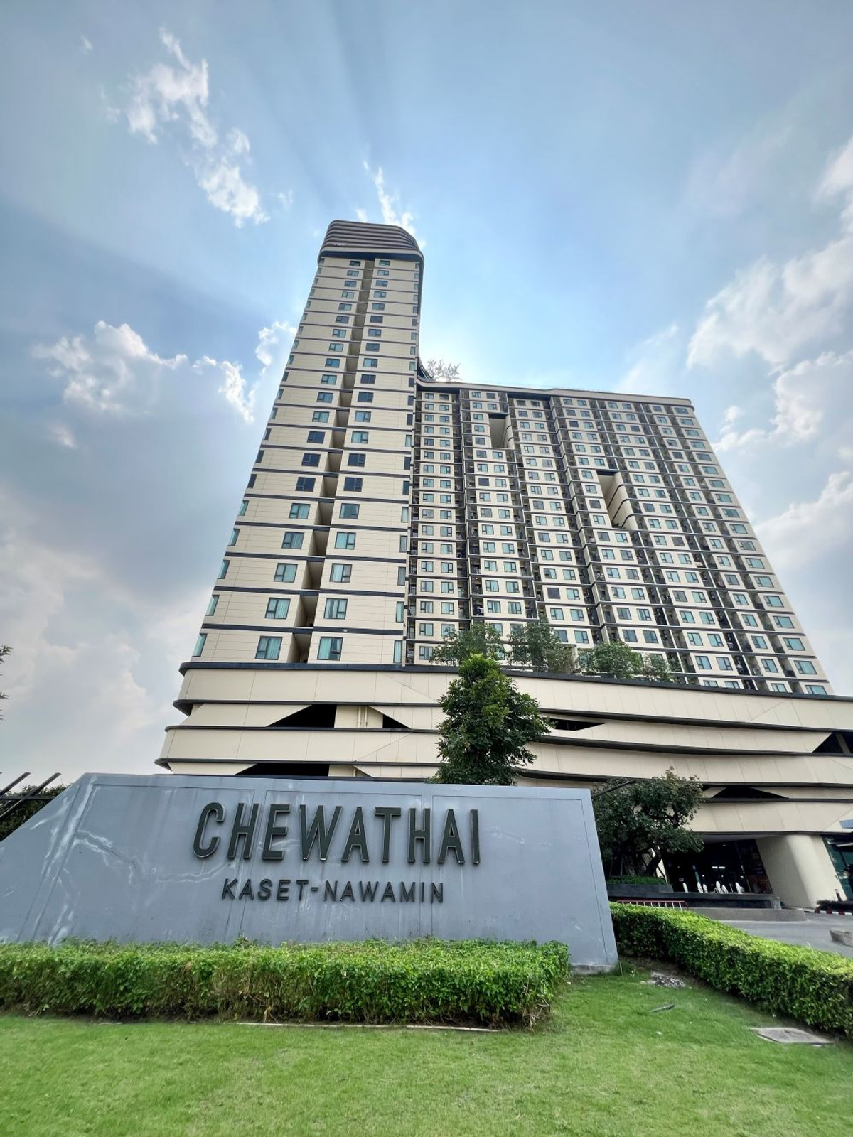 For SaleCondoKasetsart, Ratchayothin : For Sale Urgently selling Condo Chewathai Kaset-Nawamin (Chewathai Kaset-Nawamin), furniture + complete electrical appliances, ready to move in, new flooring in the whole room, near BTS Kaset.