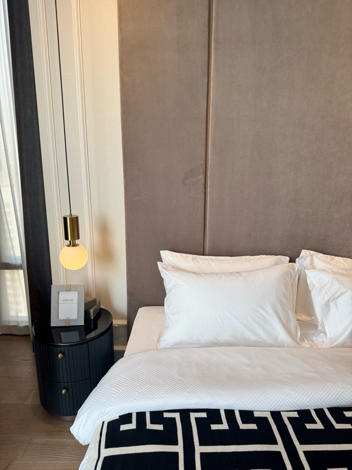 ขายคอนโดสีลม ศาลาแดง บางรัก : ขายห้อง ชั้นสูง พร้อมเฟอร์ ตามรูป Ashton Silom ราคา 11.17 ล้านบาท ติดต่อ 0869017364