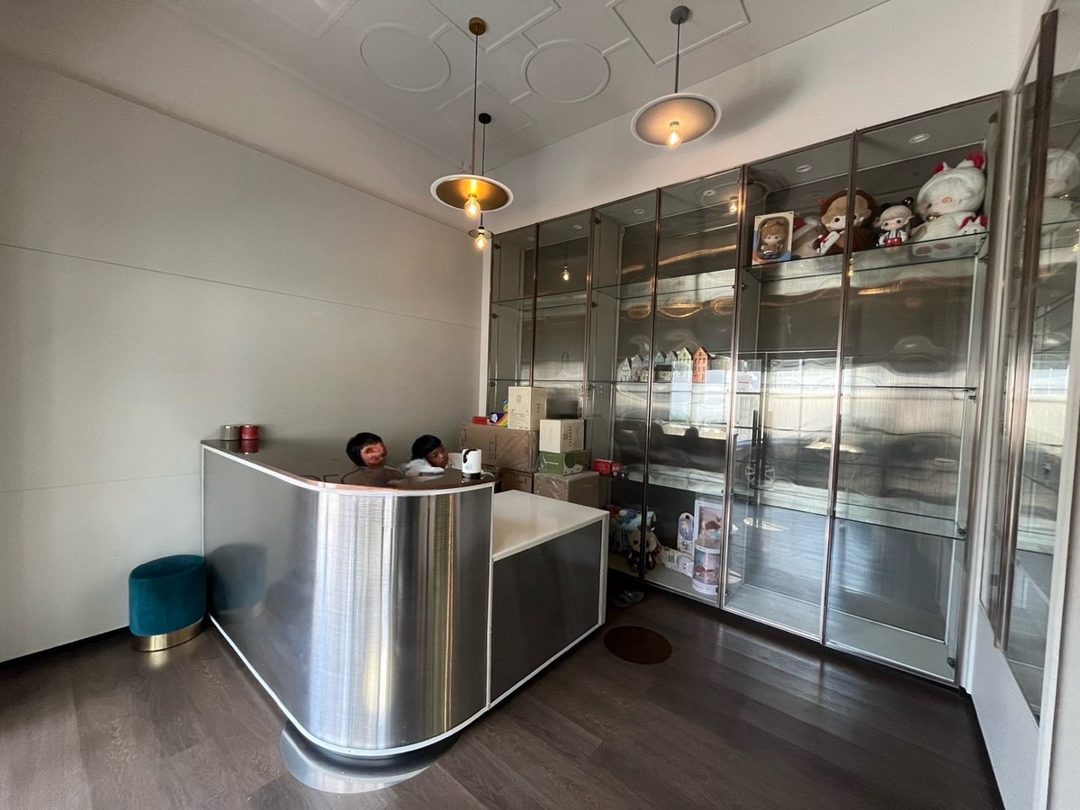 For RentRetail SpaceSukhumvit, Asoke, Thonglor : Rent a 4-story building @ Thonglor Sukhumvit 55 with parking for a beauty clinic, surgery clinic, Wellness IV-Drip, spa, and a flagship store-style product showroom.