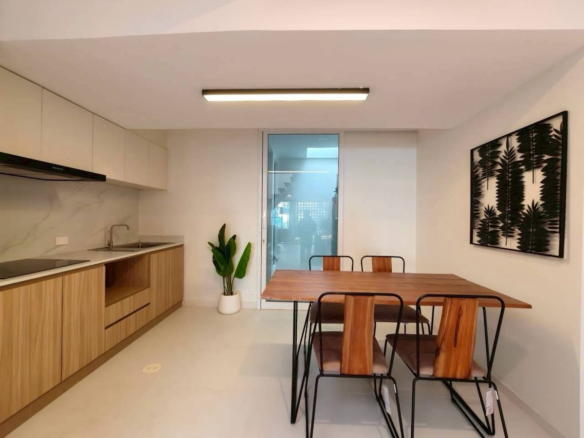 ให้เช่าทาวน์โฮมอ่อนนุช อุดมสุข : ให้เช่า townhouse khlongton nivet ทาวเฮ้าส์ หมู่บ้านคลองตันนิเวศน์ 
🛏️ 2 ห้องนอน 🛁 2 ห้องน้ำ ขนาด 24 ตรว. พื้นที่ใช้สอย 170 ตรม. ✨ ราคา 55,000 บาท 