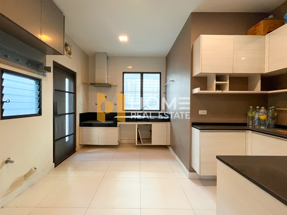 ขายบ้านลาดกระบัง สุวรรณภูมิ : มัณฑนา อ่อนนุช - วงแหวน 4 / 6 ห้องนอน (ขาย), Manthana Onnut - Wongwan 4 / 6 Bedrooms (FOR SALE) POON136