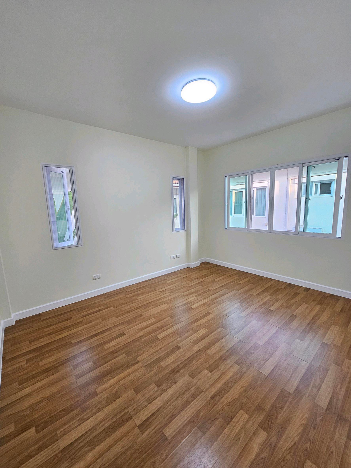 ขายบ้านนวมินทร์ รามอินทรา : ขายด่วน 🎉 บ้านเดี่ยว เดอะ เซนโทร รามอินทรา 54.2 ตร.วา 3 นอน 3 น้ำ รีโนเวทใหม่ พร้อมอยู่ ใกล้แฟชั่นไอส์แลนด์ ☎️ 094-429-7915 (เปิ้ล) 