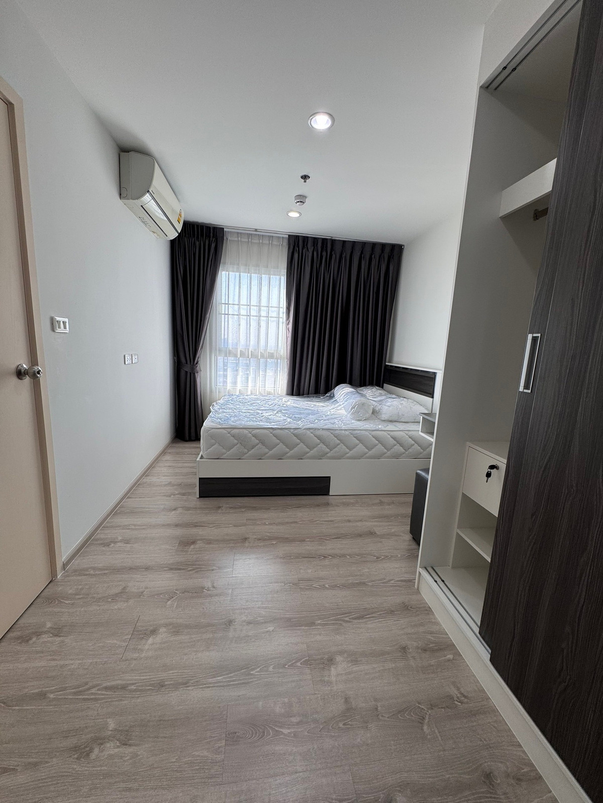 For RentCondoBang kae, Phetkasem : For Rent ✨ Chewathai Phetkasem 27 ✨ Opposite Siam University, near BTS & MRT Bang Wa. Convenient transportation.