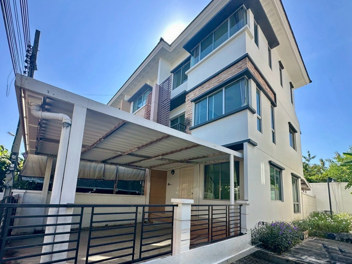 For SaleTownhomePattanakan, Srinakarin : Town Plus Rama 9, 3-story townhome, corner unit in Soi Krungthep Kreetha 7, near the BTS, the ultimate prime location.