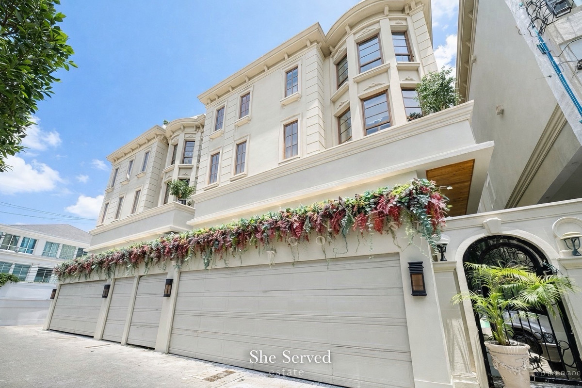 ขายบ้านสุขุมวิท อโศก ทองหล่อ : ◈ Ultimate Luxury Residence CASA EKAMAI 28 ◈ a true private sanctuary in the city, offering rare ultra-luxury  wellness functions. • Usable area: 846 • 4 Bedrooms • 5 Bathrooms • 3 Floors