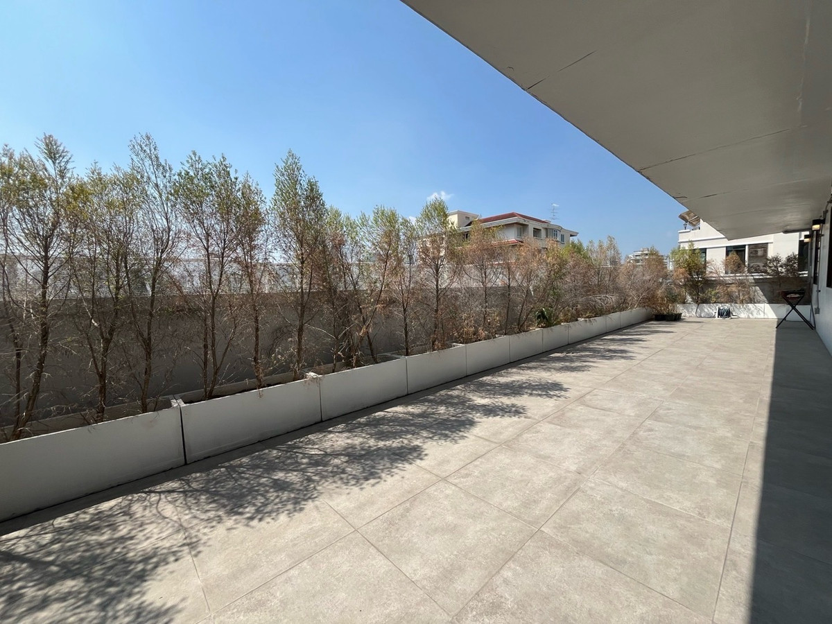 For RentRetail SpaceSukhumvit, Asoke, Thonglor : Rent a 4-story building @ Thonglor Sukhumvit 55 with parking for a beauty clinic, surgery clinic, Wellness IV-Drip, spa, and a flagship store-style product showroom.