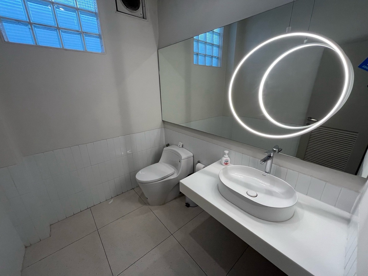 For RentRetail SpaceSukhumvit, Asoke, Thonglor : Rent a 4-story building @ Thonglor Sukhumvit 55 with parking for a beauty clinic, surgery clinic, Wellness IV-Drip, spa, and a flagship store-style product showroom.