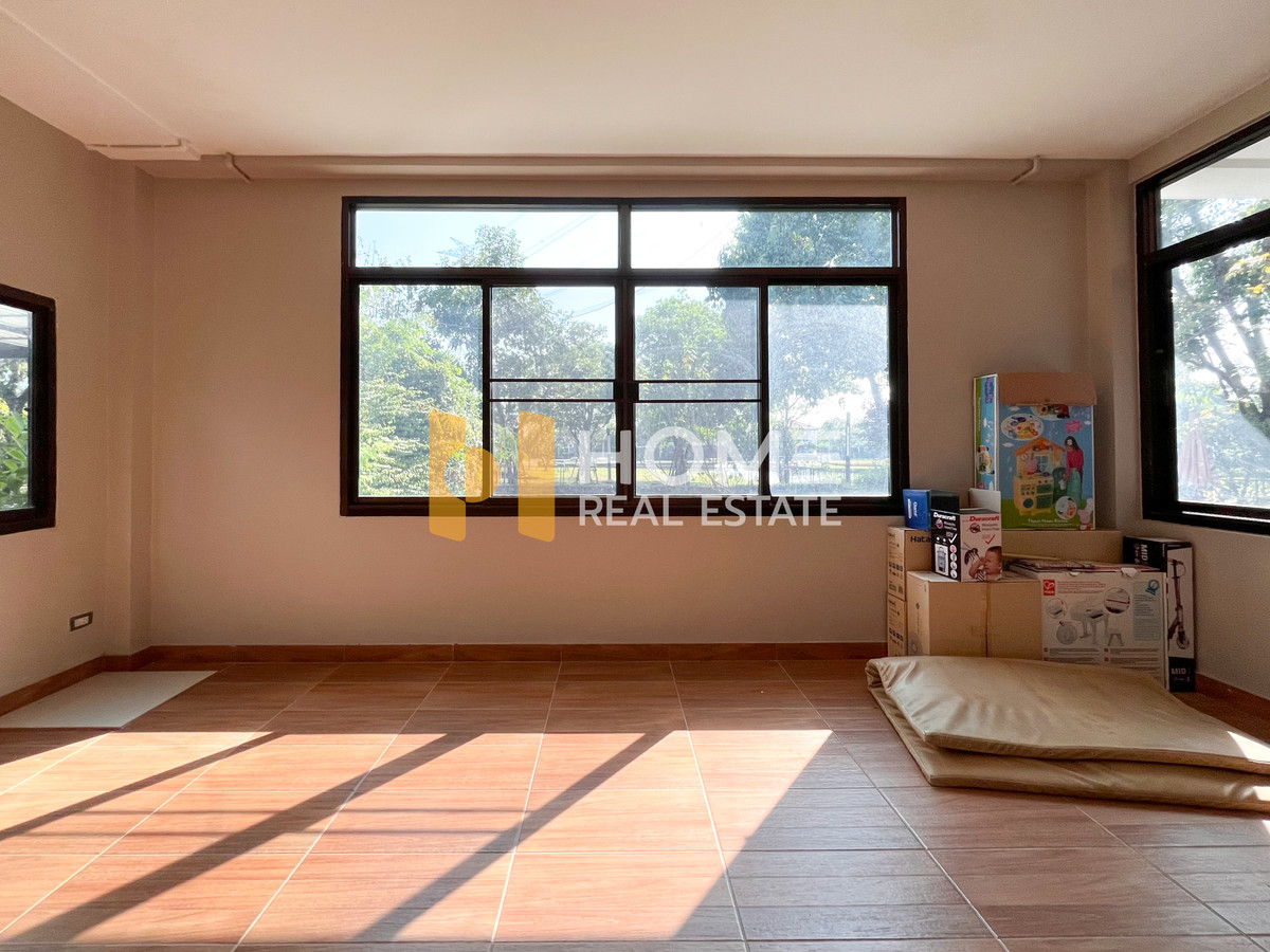 ขายบ้านลาดกระบัง สุวรรณภูมิ : มัณฑนา อ่อนนุช - วงแหวน 4 / 6 ห้องนอน (ขาย), Manthana Onnut - Wongwan 4 / 6 Bedrooms (FOR SALE) POON136