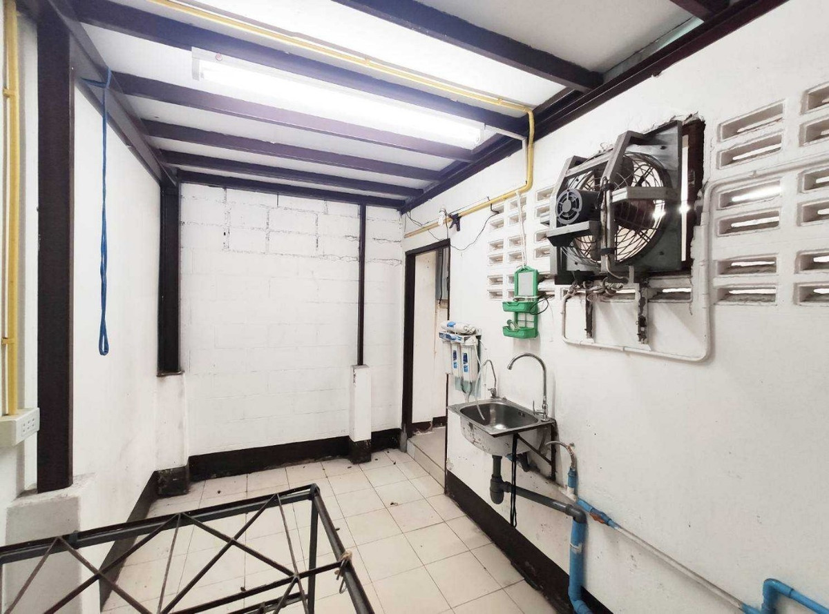 For SaleShop HouseBang kae, Phetkasem : Building for sale, commercial building, 3 and a half floors, Soi Phetkasem 48, Intersection 45, area 16 sq m, to fill the area of ​​Bangkok, Phasi Charoen.