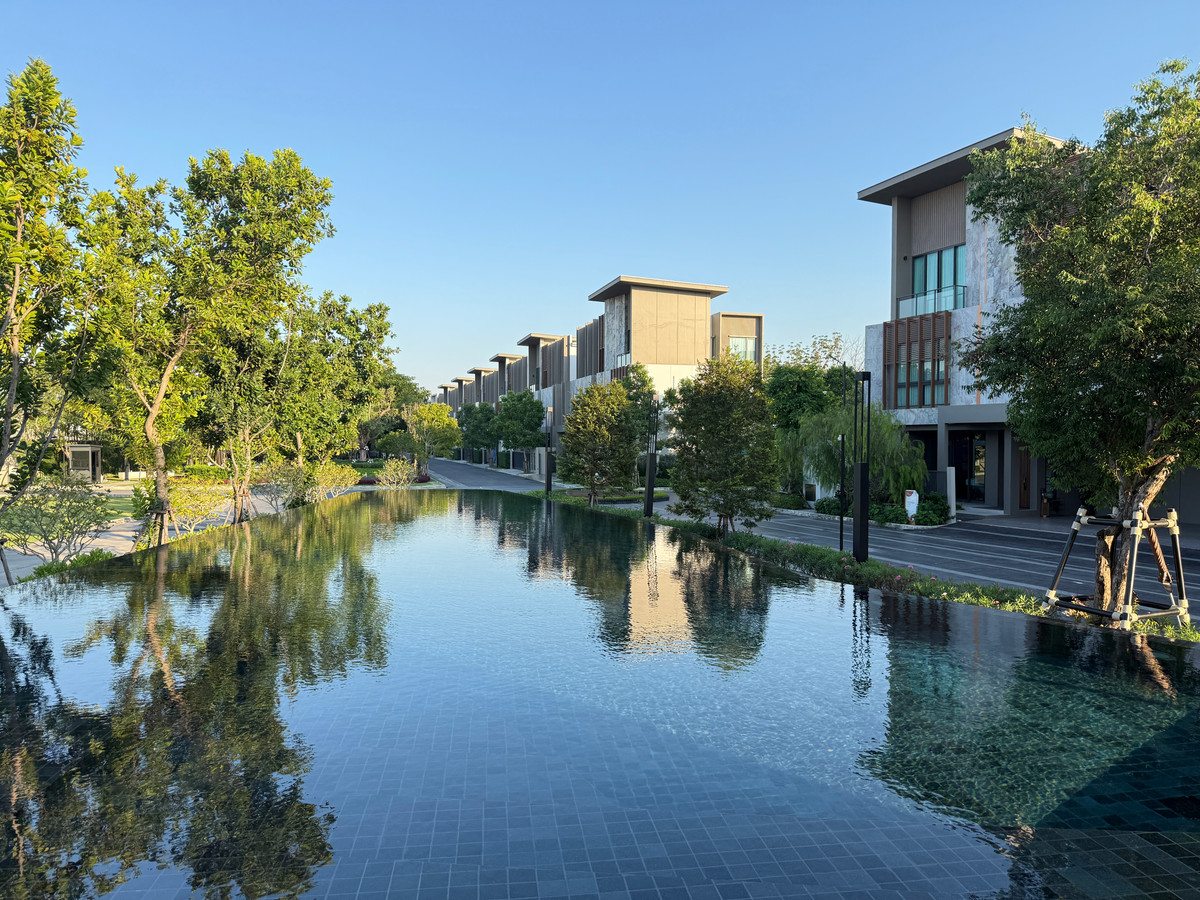 For SaleHouseLadkrabang, Suwannaphum Airport : THE ONE Signature Bangna–Rama 9 Trenda – Luxury 3-Storey Detached Pool Villa in Bangna–Rama 9 Please call: 082-894-4624