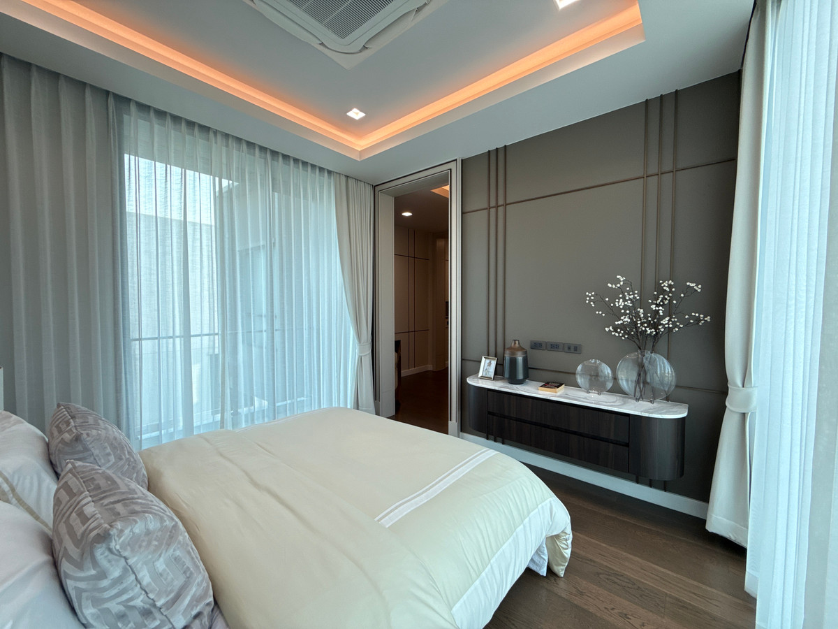 For SaleHouseLadkrabang, Suwannaphum Airport : THE ONE Signature Bangna–Rama 9 Trenda – Luxury 3-Storey Detached Pool Villa in Bangna–Rama 9 Please call: 082-894-4624