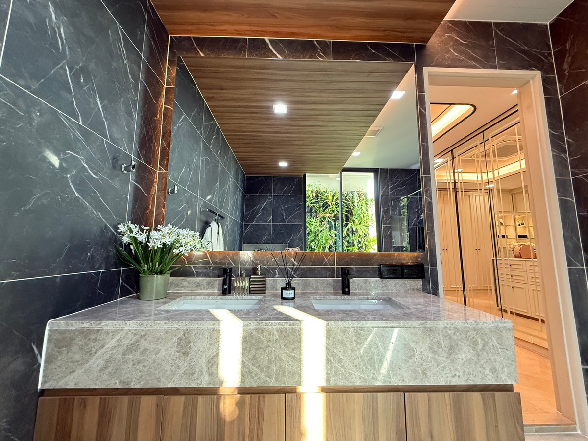 For SaleHouseLadkrabang, Suwannaphum Airport : THE ONE Signature Bangna–Rama 9 Venti – Spacious 3-Storey Detached House in Bangna–Rama 9 Please call: 082-894-4624