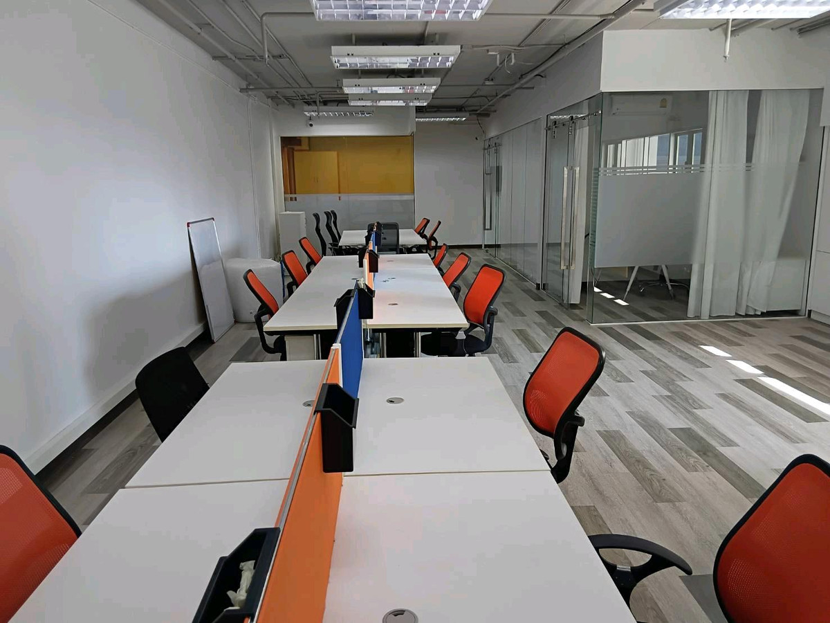 ให้เช่าสำนักงานสุขุมวิท อโศก ทองหล่อ : สำนักงานให้เช่า The Trendy Office ขนาด 101 ตร.ม เฟอร์ครบพร้อมใช้ สุขุมวิท 13 ใกล้ BTS นานา