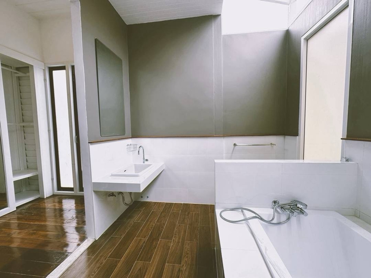 ให้เช่าสำนักงานรัชดา ห้วยขวาง : เช่า อาคารเดี่ยว ออฟฟิศ 2-3 ชั้น @ รัชดาภิเษก 32 - ลาดพร้าว ที่จอดรถ 10 - 15 คัน ใกล้ รถไฟฟ้า MRT รัชดา 1.5 กิโลเมตร นั่งวิน สะดวกมาก