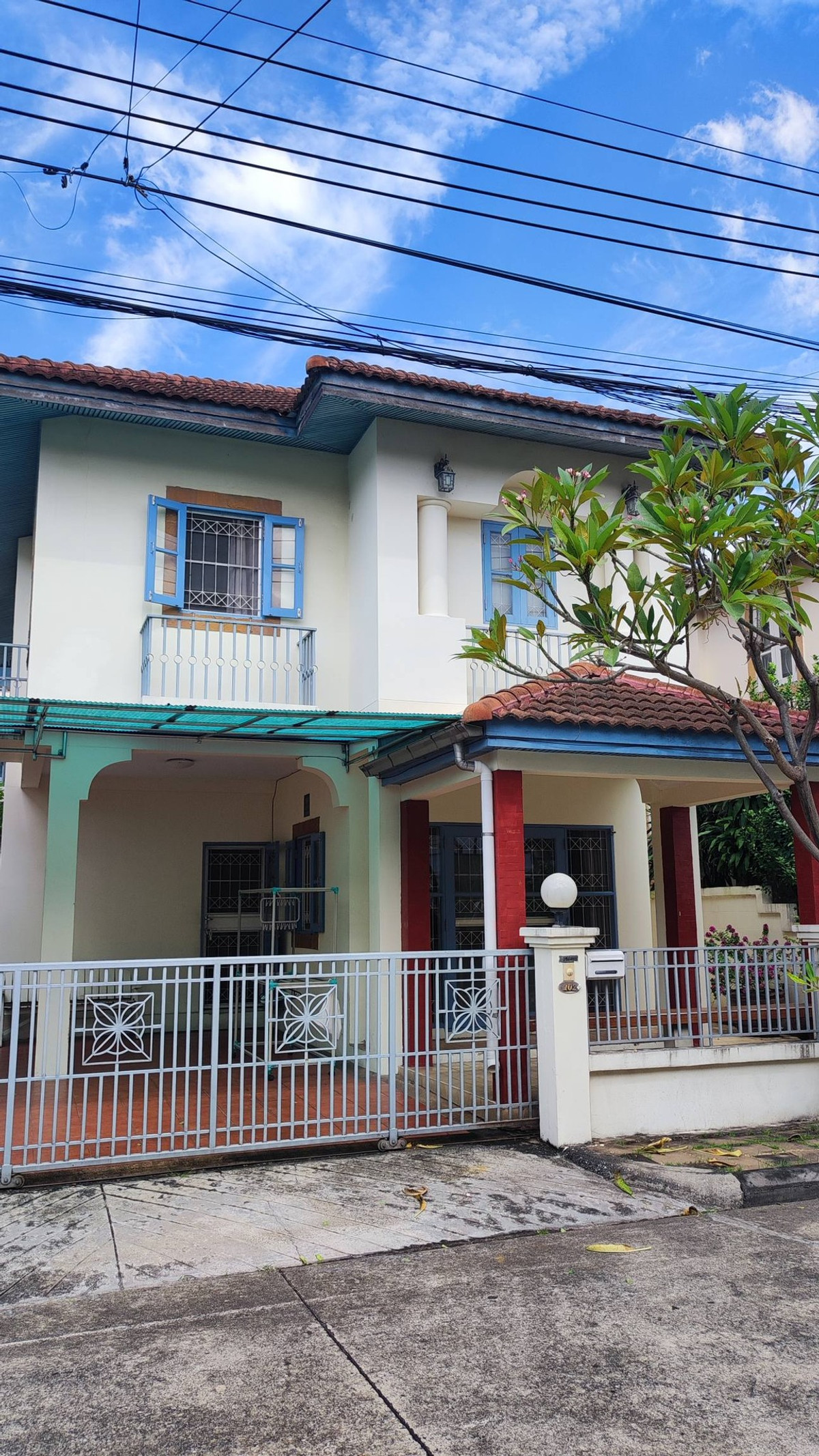 For RentHouseKaset Nawamin,Ladplakao : 2-story detached house for rent, Chuan Chuen Project, Lat Phrao, air conditioned, fully furnished. There are 3 bedrooms, 2 bathrooms. Monthly rental price 22,000 baht