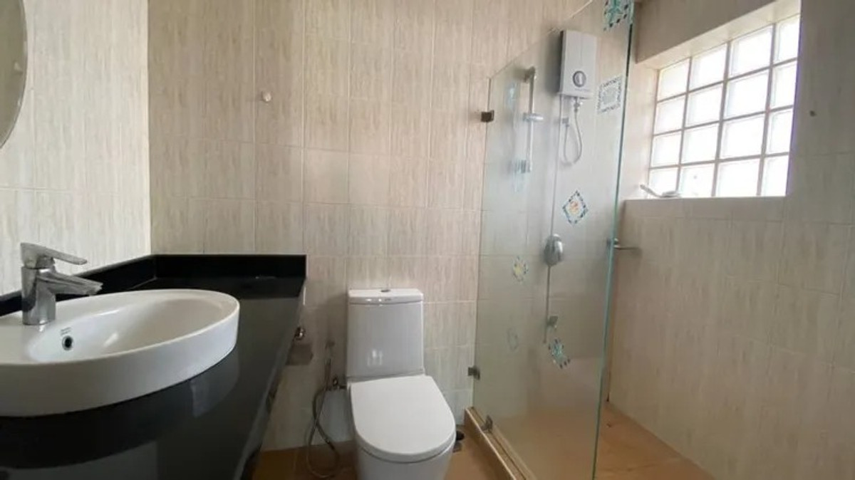 For RentHousePattanakan, Srinakarin : For rent/sale 54 sq m, 4 bedrooms, 3 bathrooms, 6 parking spaces, 2-story detached house, Kheha Nakhon 3, Phatthanakan 50.