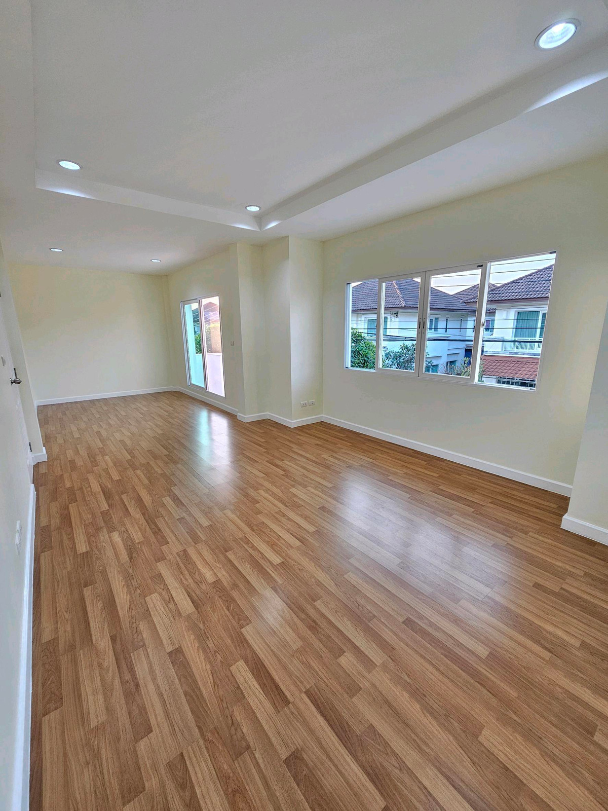 ขายบ้านนวมินทร์ รามอินทรา : ขายด่วน 🎉 บ้านเดี่ยว เดอะ เซนโทร รามอินทรา 54.2 ตร.วา 3 นอน 3 น้ำ รีโนเวทใหม่ พร้อมอยู่ ใกล้แฟชั่นไอส์แลนด์ ☎️ 094-429-7915 (เปิ้ล) 