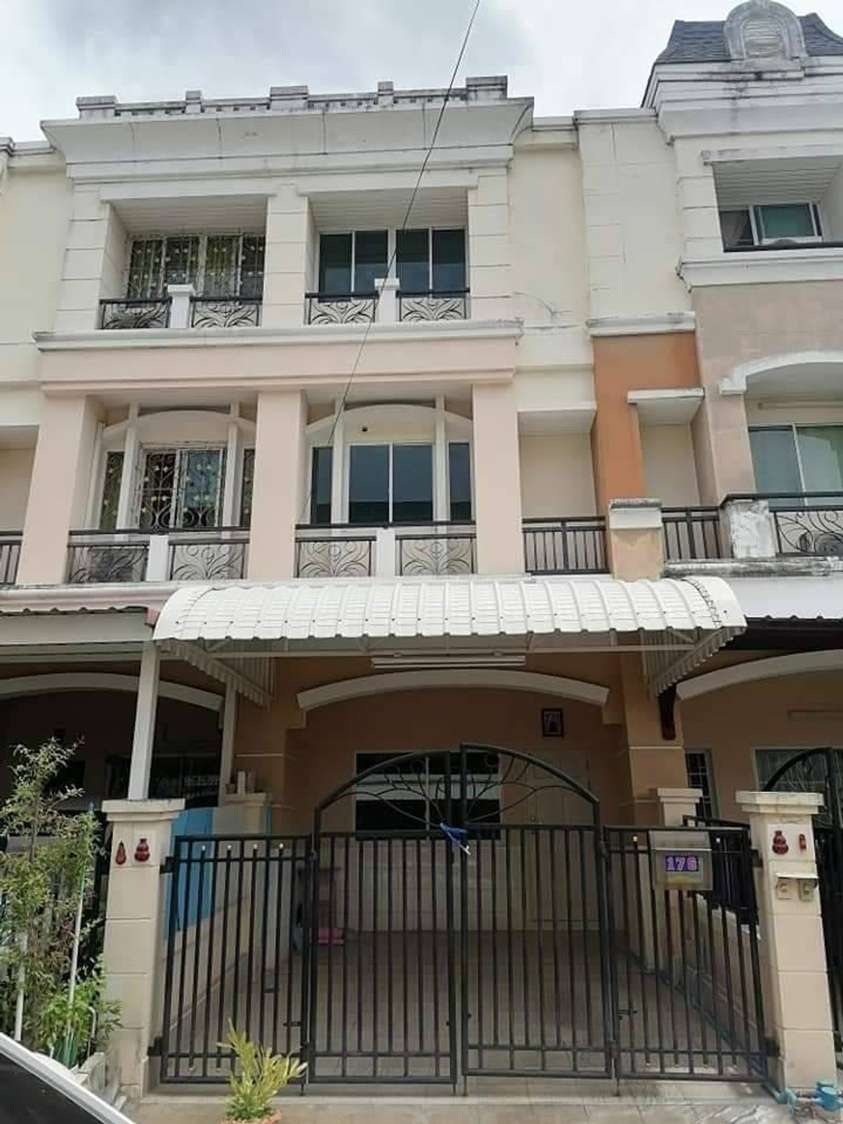 For SaleTownhomeBang kae, Phetkasem : (Owner selling directly) Townhome for sale in Prinyalak Sathorn-Kanchanaphisek Village, Kanchanaphisek Soi 10, 3 stories, 18 sq.wa., 4 bedrooms, 3 bathrooms. Village swimming pool available.