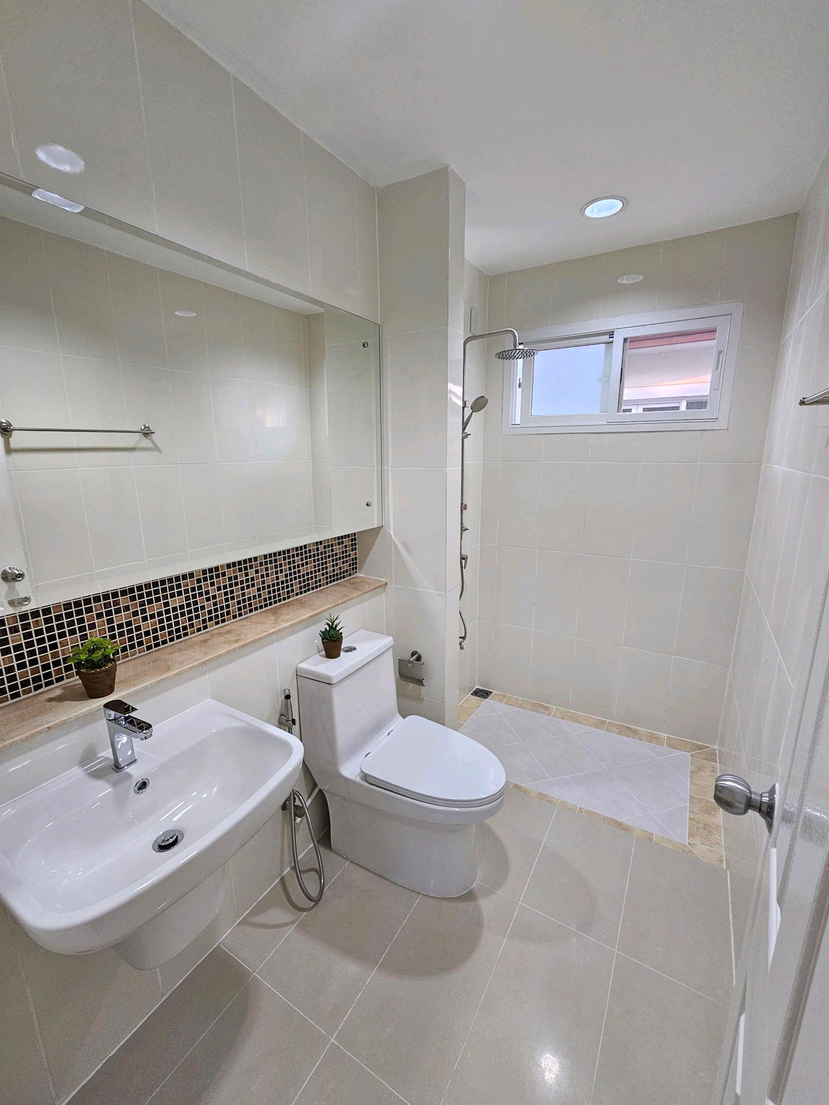 ขายบ้านนวมินทร์ รามอินทรา : ขายด่วน 🎉 บ้านเดี่ยว เดอะ เซนโทร รามอินทรา 54.2 ตร.วา 3 นอน 3 น้ำ รีโนเวทใหม่ พร้อมอยู่ ใกล้แฟชั่นไอส์แลนด์ ☎️ 094-429-7915 (เปิ้ล) 