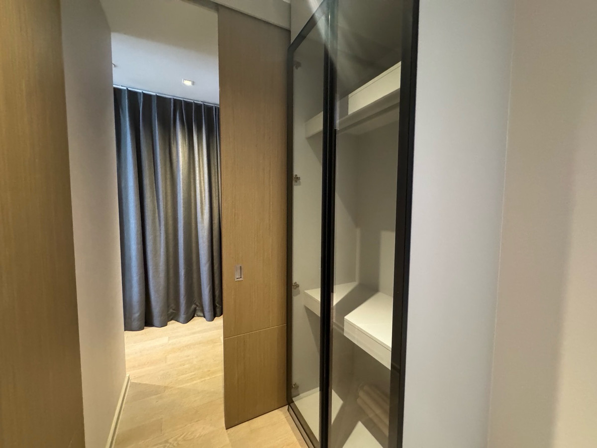 ขายคอนโดสีลม ศาลาแดง บางรัก : Hot Deal ราคาพิเศษ 1 ห้องนอน ขนาดใหญ่ Ashton Silom ราคา 9.33 ล้านบาท พร้อมเฟอร์ ติดต่อ 0869017364