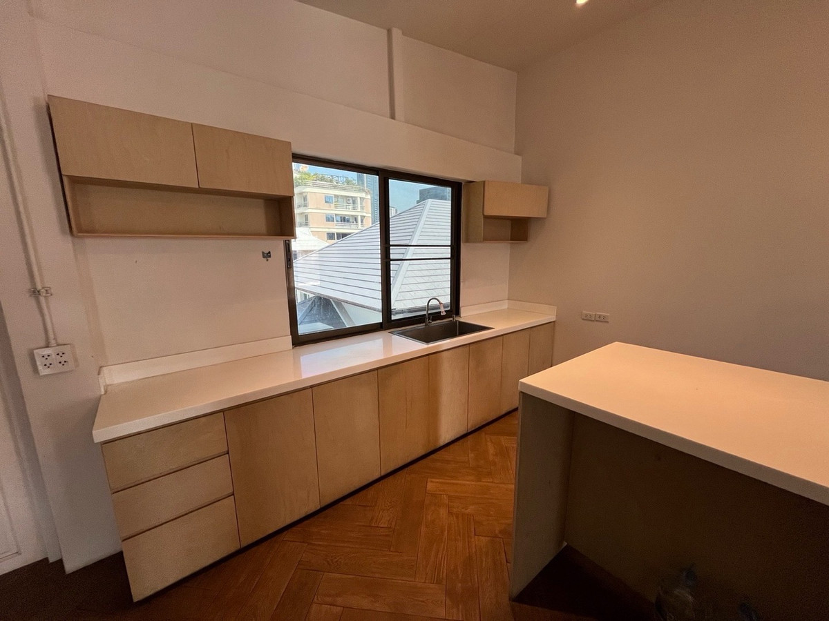 For RentRetail SpaceSukhumvit, Asoke, Thonglor : Rent a 4-story building @ Thonglor Sukhumvit 55 with parking for a beauty clinic, surgery clinic, Wellness IV-Drip, spa, and a flagship store-style product showroom.