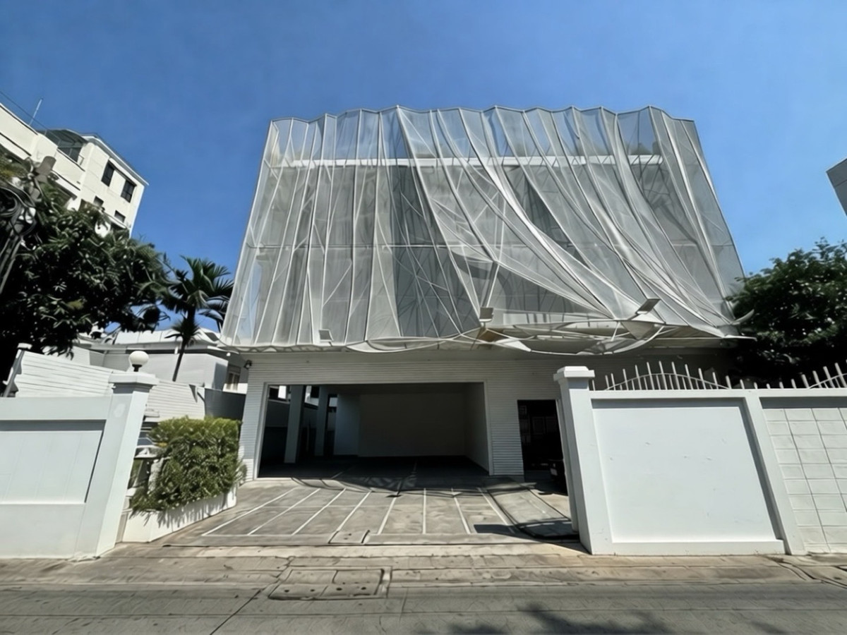 For RentOfficeSukhumvit, Asoke, Thonglor : Office for rent, 4 floors @ Soi Thonglor, Sukhumvit 55, usable area 990 square meters, has parking.