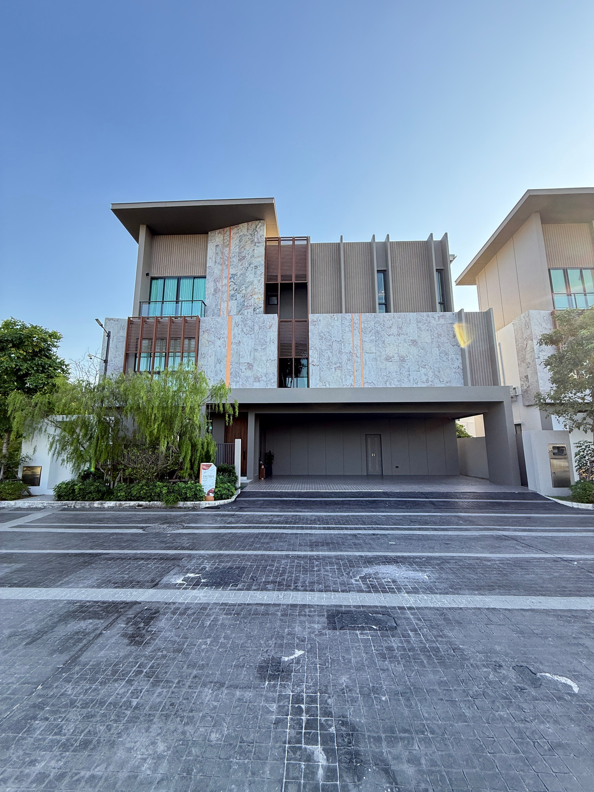 For SaleHouseLadkrabang, Suwannaphum Airport : THE ONE Signature Bangna–Rama 9 Trenda – Luxury 3-Storey Detached Pool Villa in Bangna–Rama 9 Please call: 082-894-4624