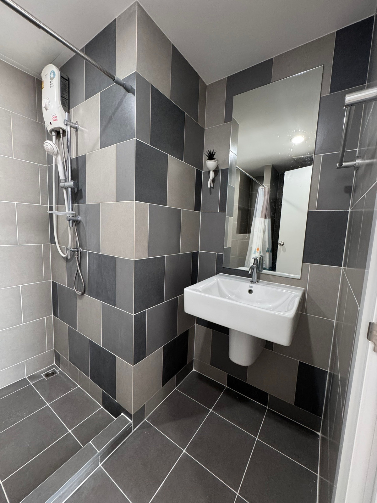 For RentCondoBang kae, Phetkasem : For Rent ✨ Chewathai Phetkasem 27 ✨ Opposite Siam University, near BTS & MRT Bang Wa. Convenient transportation.