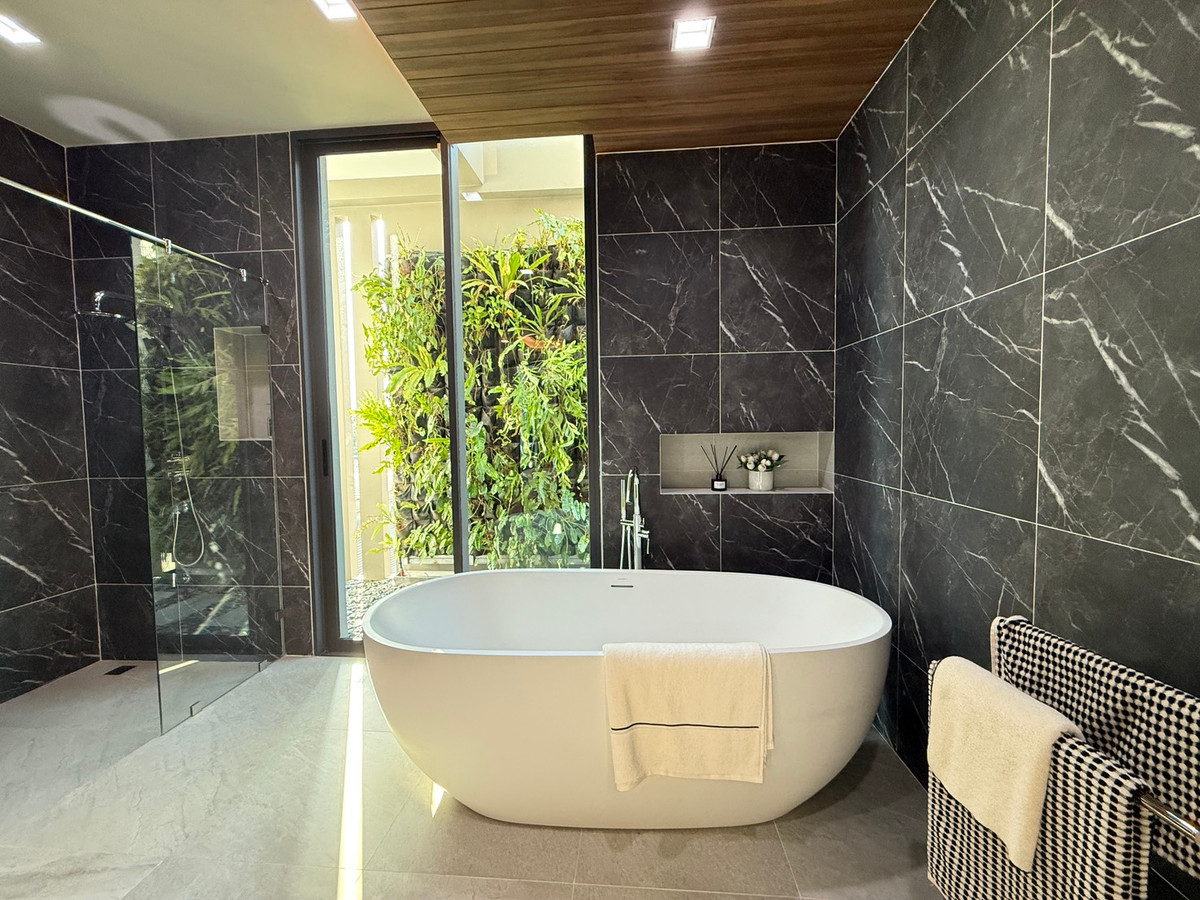 For SaleHouseLadkrabang, Suwannaphum Airport : THE ONE Signature Bangna–Rama 9 Venti – Spacious 3-Storey Detached House in Bangna–Rama 9 Please call: 082-894-4624