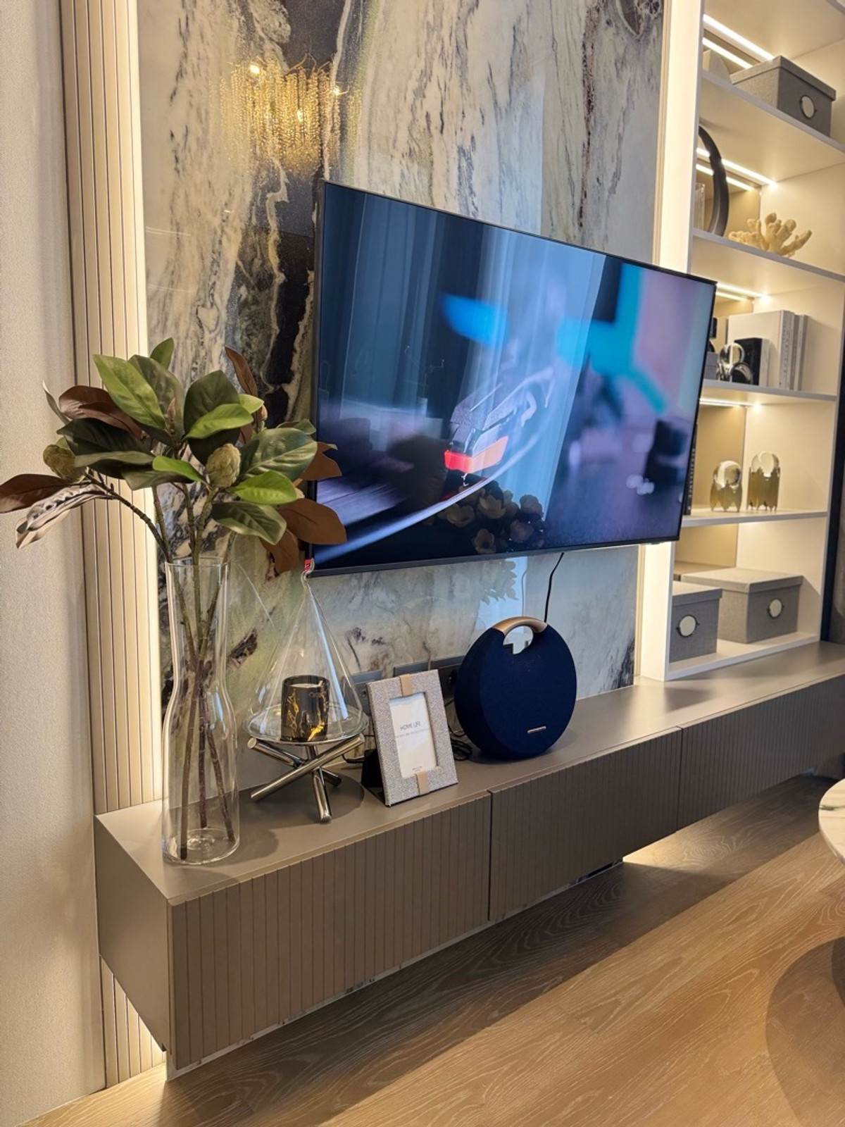 ขายคอนโดสีลม ศาลาแดง บางรัก : ขายห้อง ชั้นสูง พร้อมเฟอร์ ตามรูป Ashton Silom ราคา 11.17 ล้านบาท ติดต่อ 0869017364