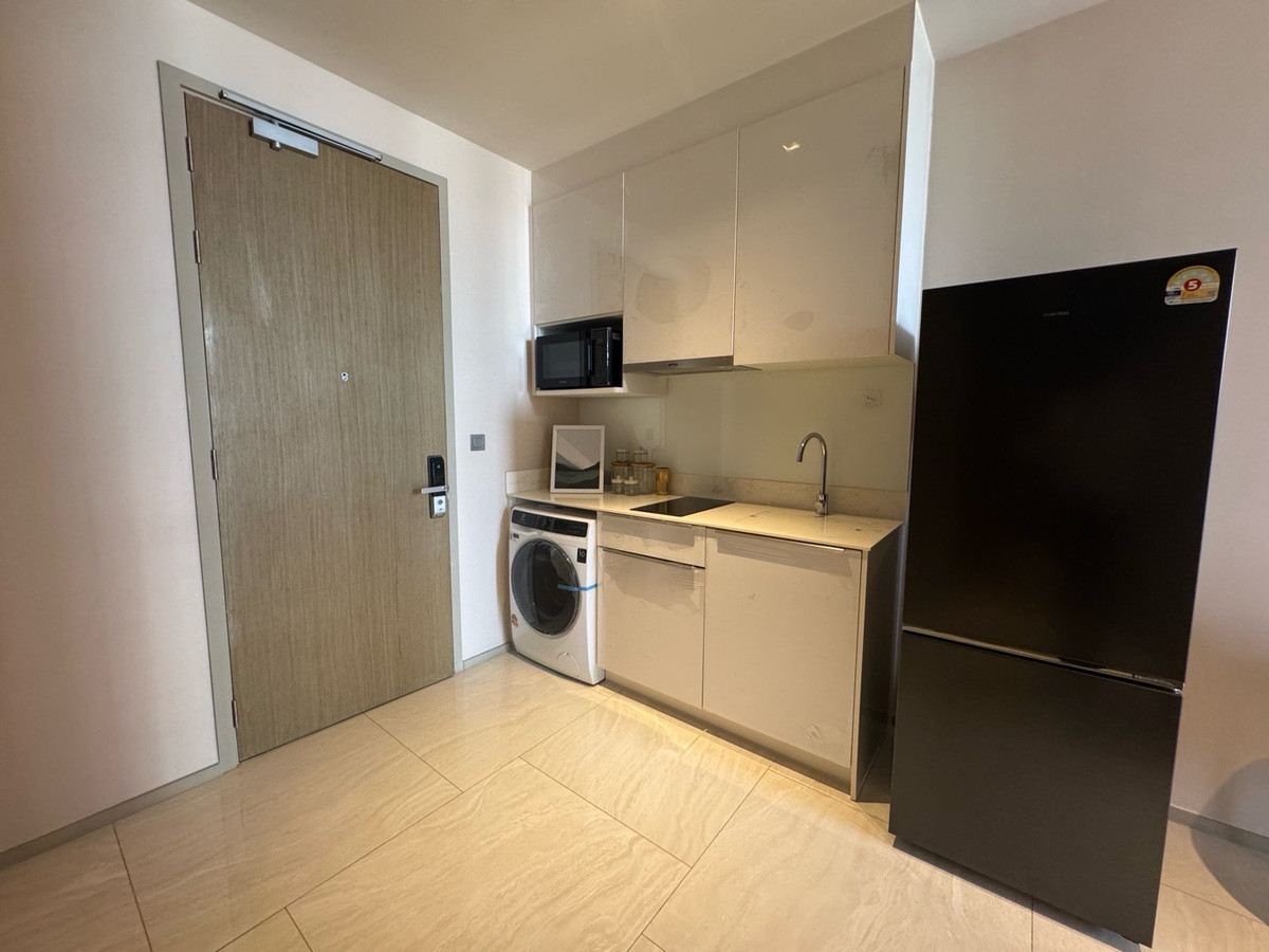 ขายคอนโดสีลม ศาลาแดง บางรัก : Hot Deal ราคาพิเศษ 1 ห้องนอน ขนาดใหญ่ Ashton Silom ราคา 9.33 ล้านบาท พร้อมเฟอร์ ติดต่อ 0869017364