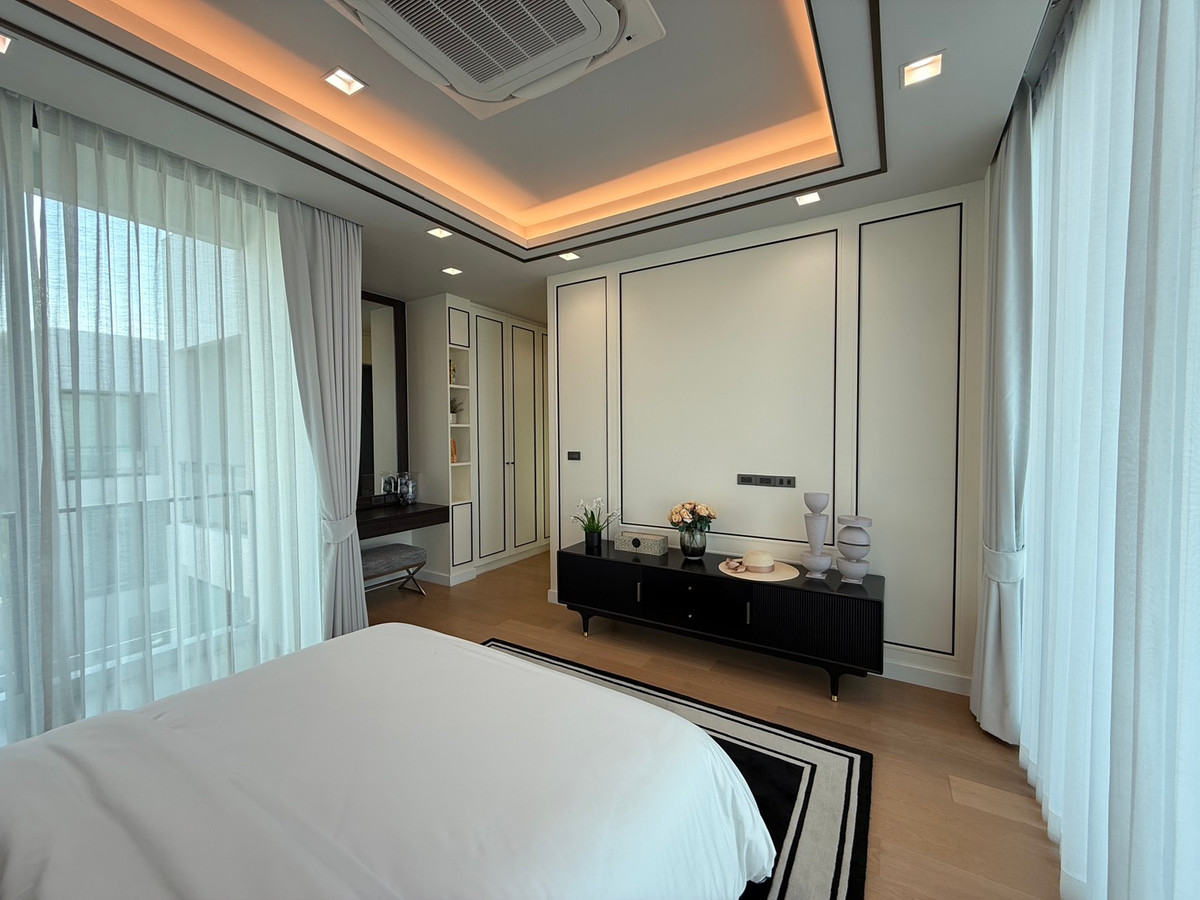 For SaleHouseLadkrabang, Suwannaphum Airport : THE ONE Signature Bangna–Rama 9 Venti – Spacious 3-Storey Detached House in Bangna–Rama 9 Please call: 082-894-4624