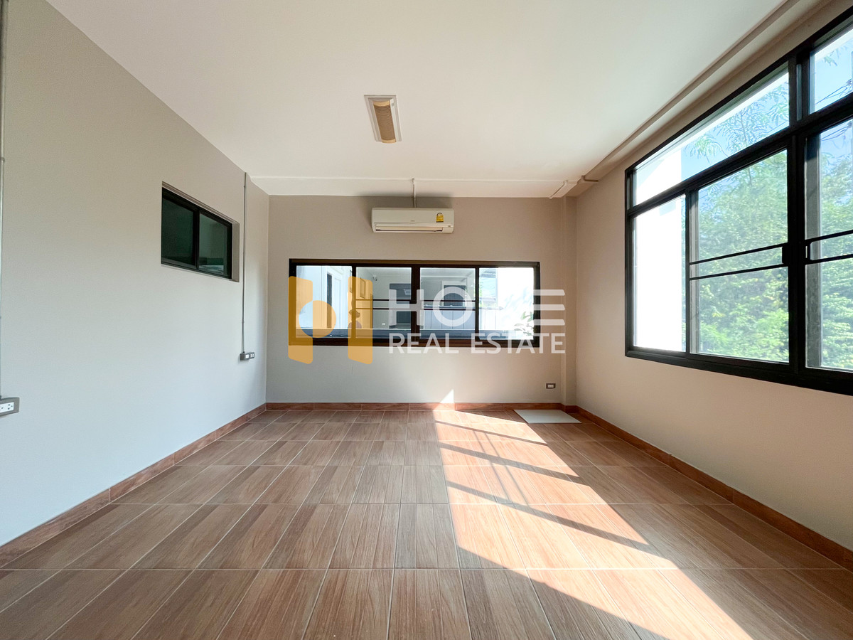 ขายบ้านลาดกระบัง สุวรรณภูมิ : มัณฑนา อ่อนนุช - วงแหวน 4 / 6 ห้องนอน (ขาย), Manthana Onnut - Wongwan 4 / 6 Bedrooms (FOR SALE) POON136