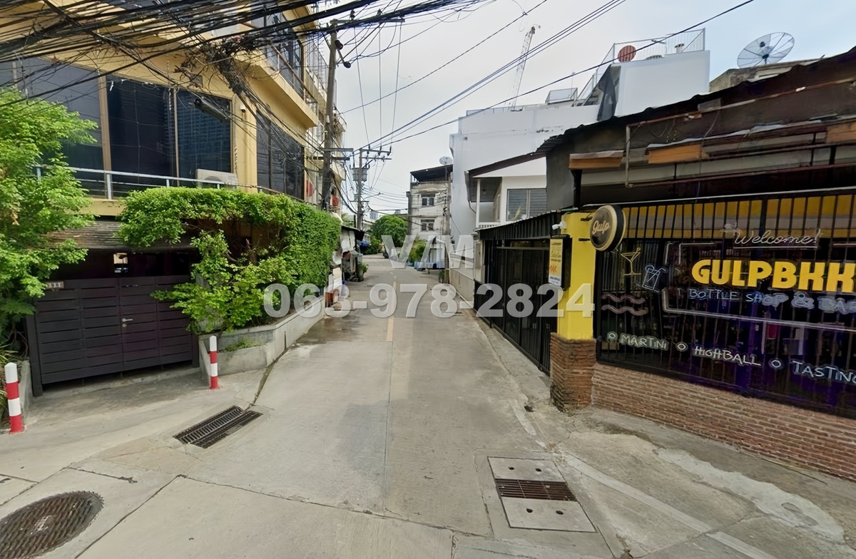 ขายที่ดินสาทร นราธิวาส : ขายที่ดิน พร้อมบ้าน ซอยโปร่งใจ ซอยศรีบำเพ็ญ แขวงทุ่งมหาเมฆ เขตสาทร  กว้าง ~20 เมตร  เนื้อที่ ~110 ตารางวา