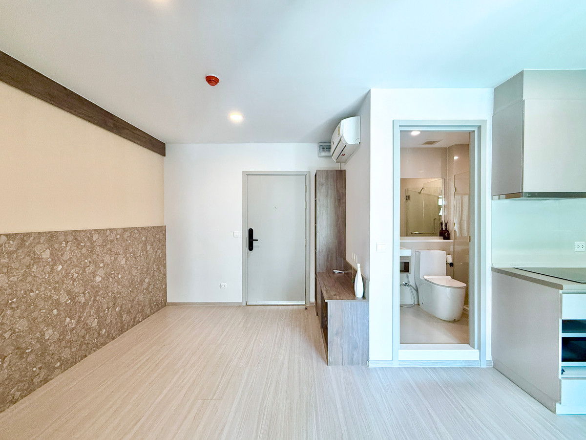 For SaleCondoRama9, Petchburi, RCA : Urgent sale📌 Good position, room in very new condition, pool view, shady, 1 bed Plus, price only 3,500,000 baht, call 0922462653 Donut