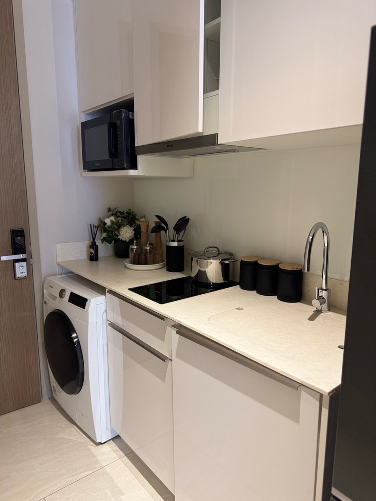 ขายคอนโดสีลม ศาลาแดง บางรัก : ขายห้อง ชั้นสูง พร้อมเฟอร์ ตามรูป Ashton Silom ราคา 11.17 ล้านบาท ติดต่อ 0869017364