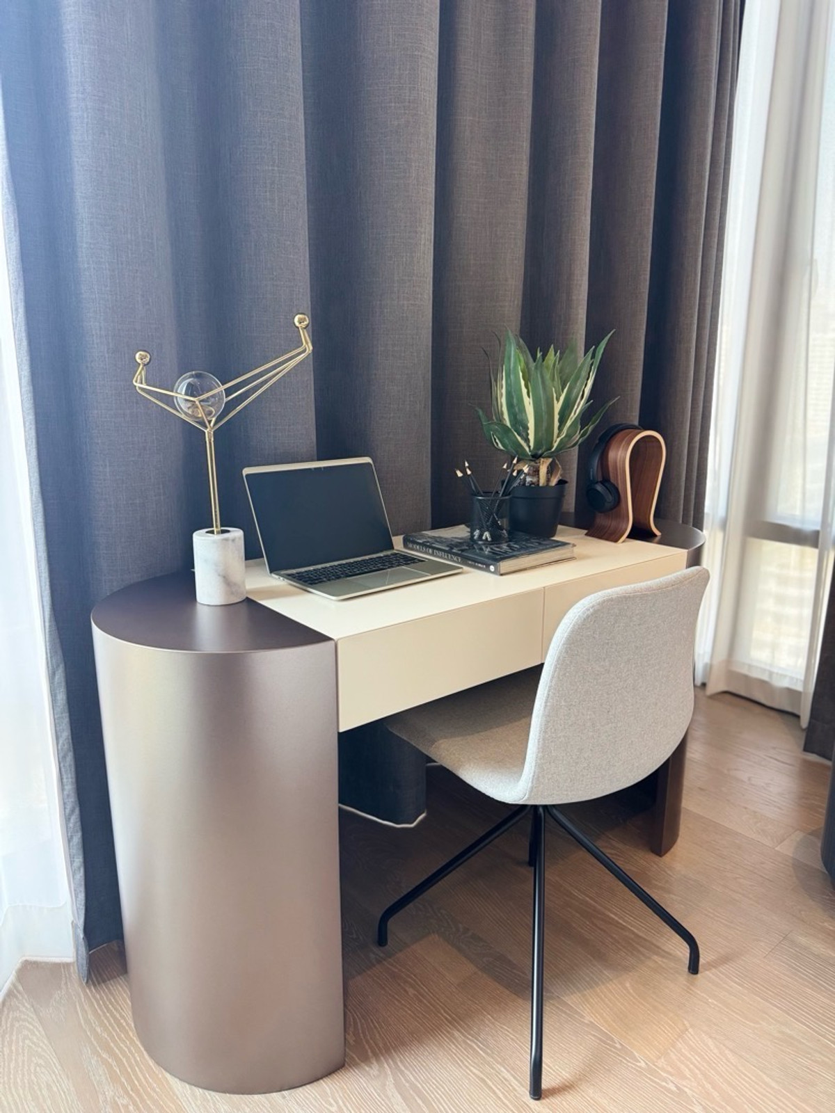 ขายคอนโดสีลม ศาลาแดง บางรัก : ขายห้อง ชั้นสูง พร้อมเฟอร์ ตามรูป Ashton Silom ราคา 11.17 ล้านบาท ติดต่อ 0869017364