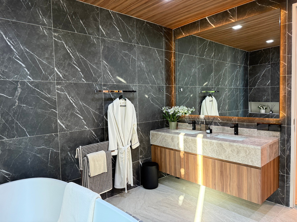 For SaleHouseLadkrabang, Suwannaphum Airport : THE ONE Signature Bangna–Rama 9 Venti – Spacious 3-Storey Detached House in Bangna–Rama 9 Please call: 082-894-4624